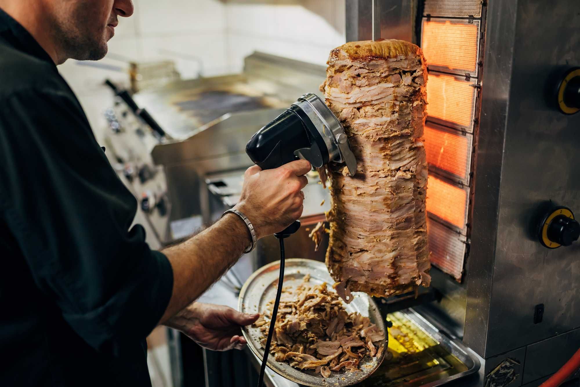 Via kebab e negozi etnici dai centri storici