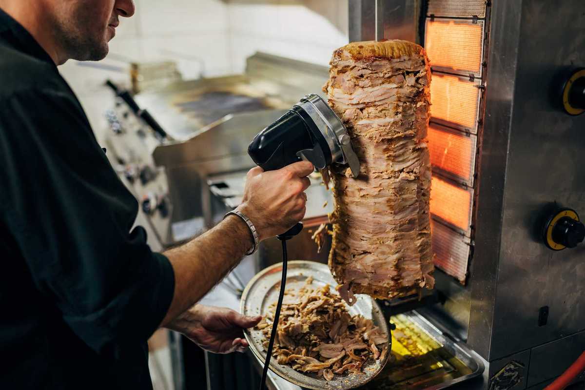 Via kebab e negozi etnici dai centri storici