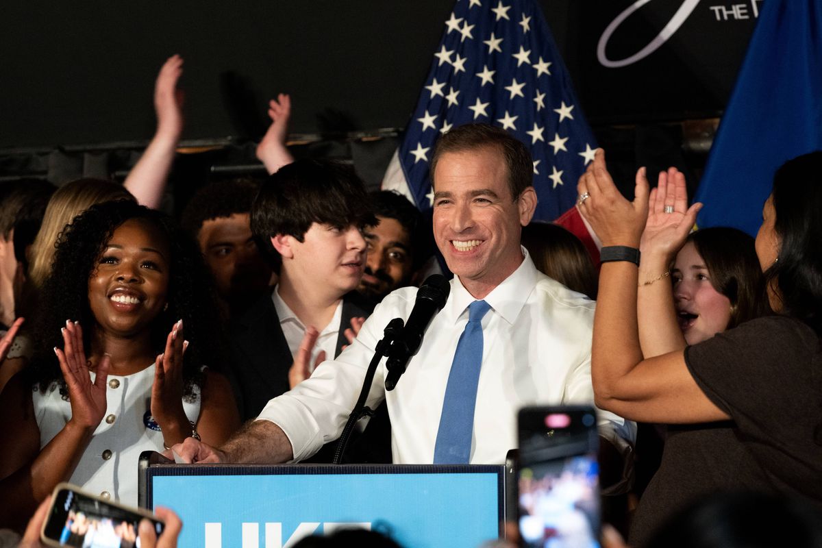 Milliardärsgeld hilft dem „leeren Anzug“ Luke Bronin, den führenden ...