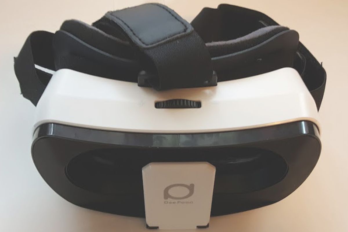 a photo of DeePoon VR Headset