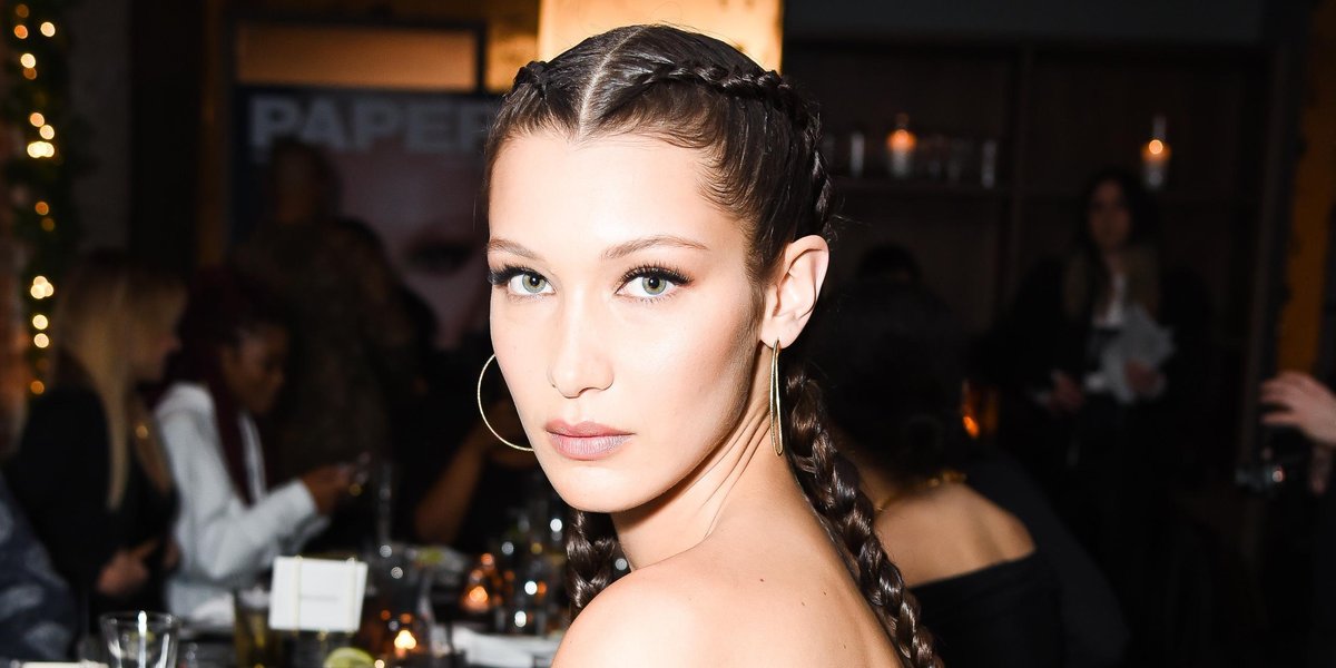Bella Hadid berdoa di masjid