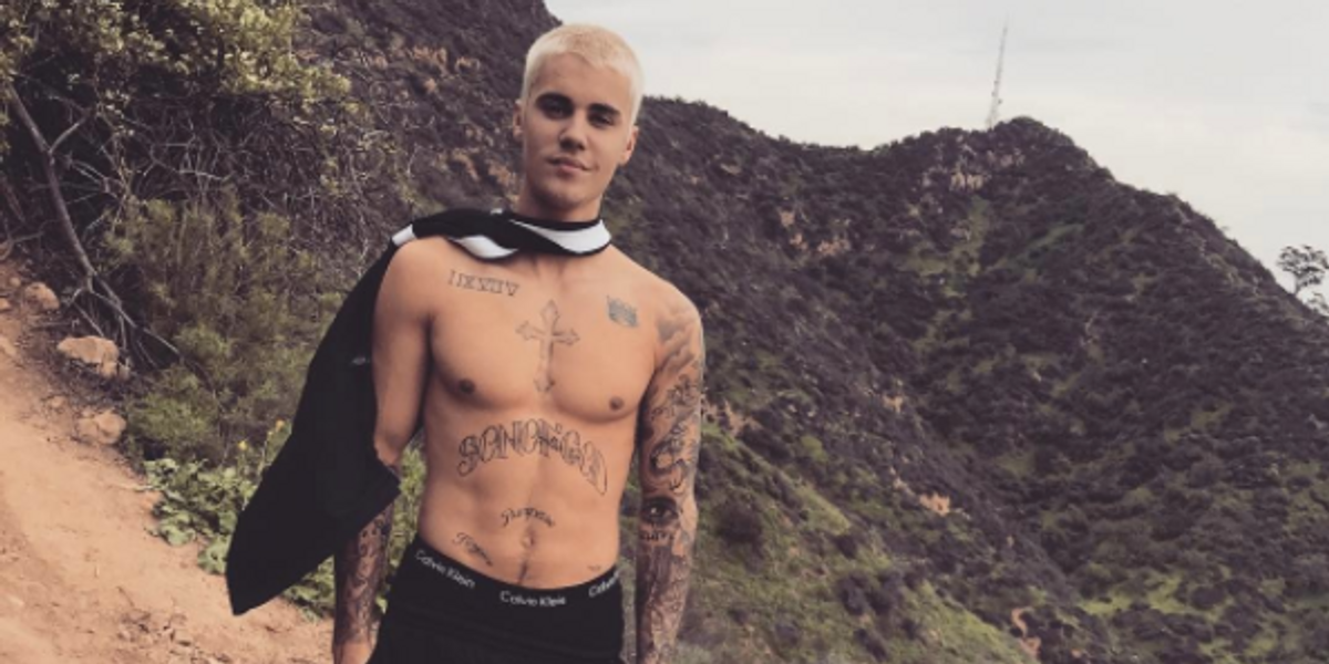 Watch a Shirtless Justin Bieber Pillow Fighting