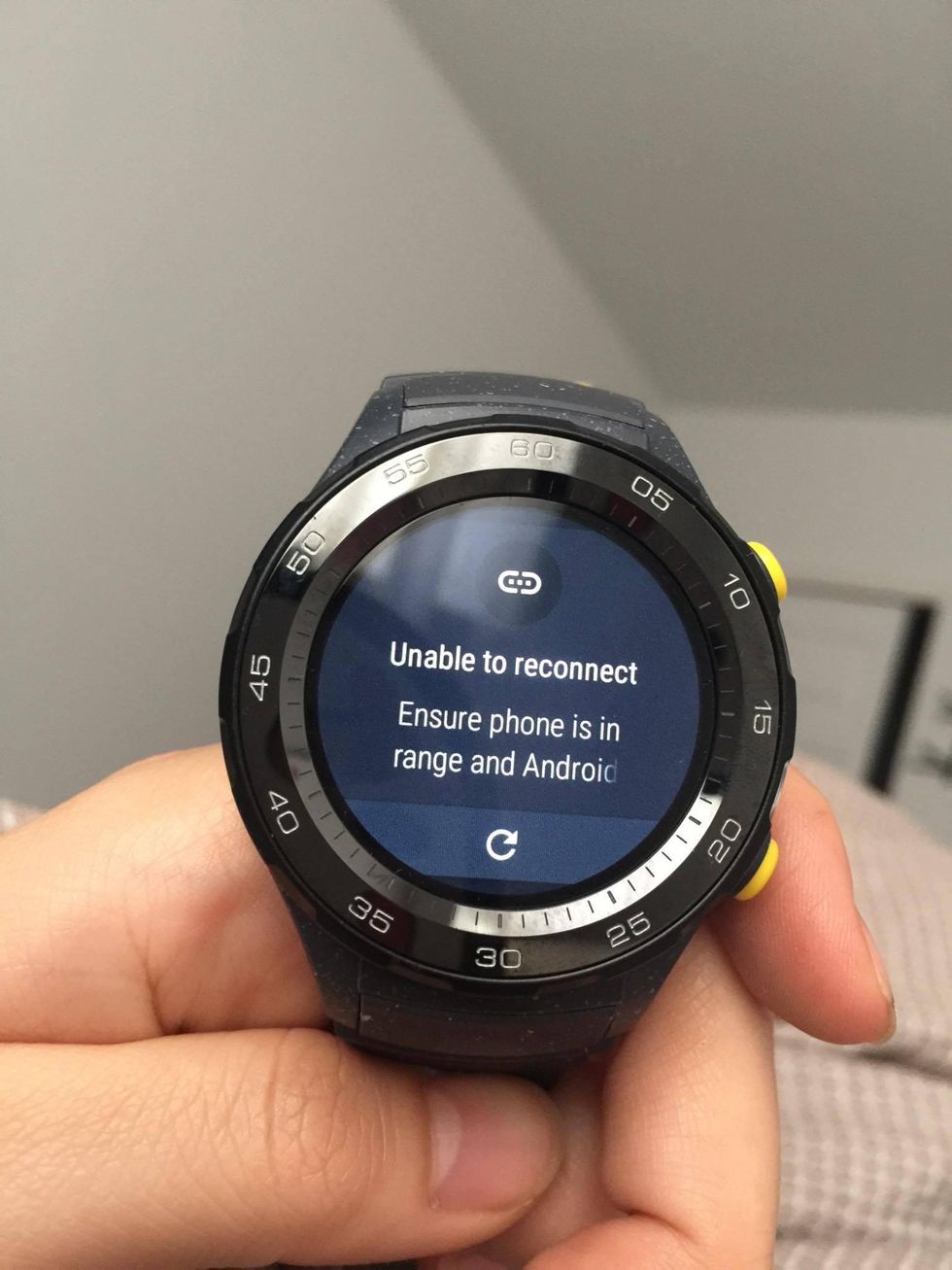 a photo of Huawei Watch 2 face showing error message