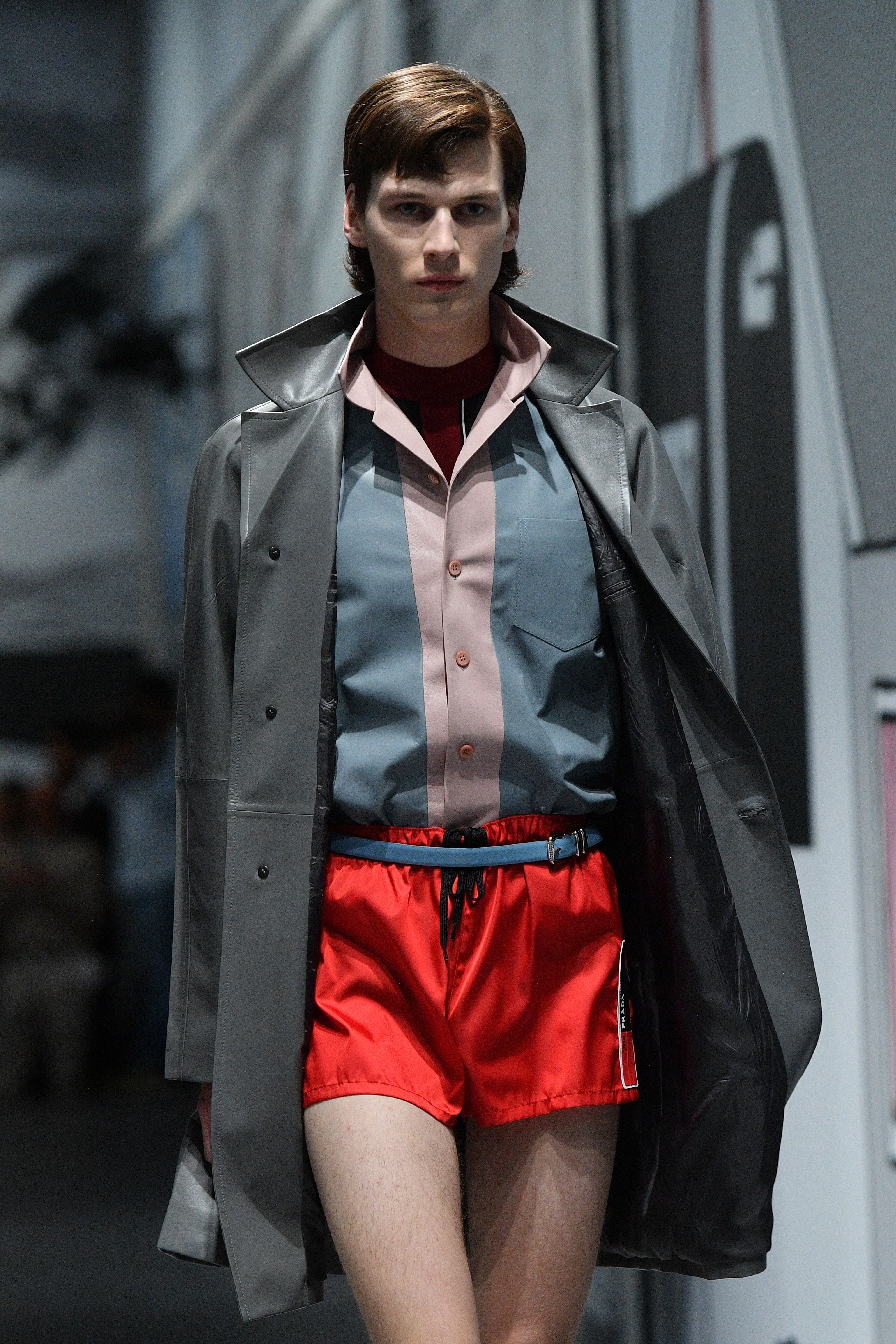 【激レア】PRADA2018 コミックプリントシャツ プラダ 2018年春夏コレクション - 漫画の力で露になる、男性的な