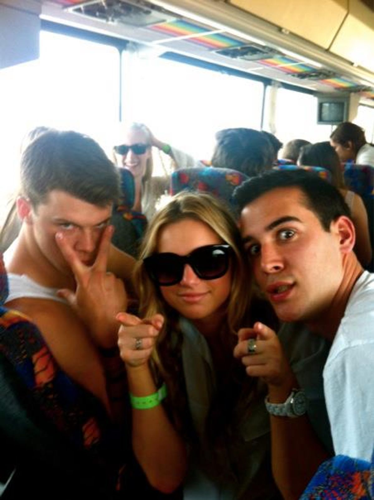 12 Reasons Why You Should Date a Girl With Guy Friends