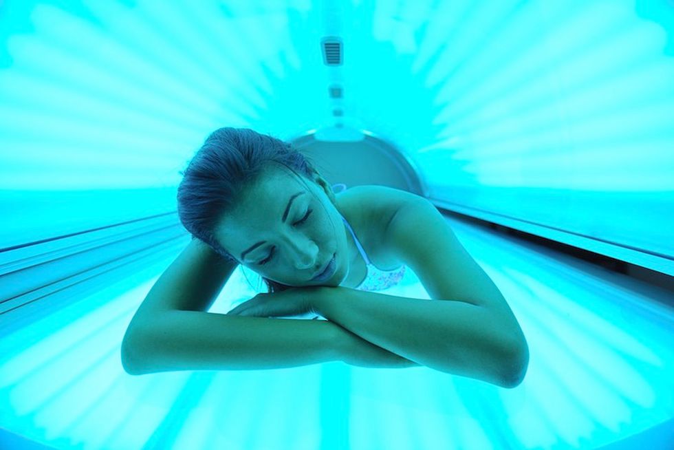 How to use stand up tanning bed