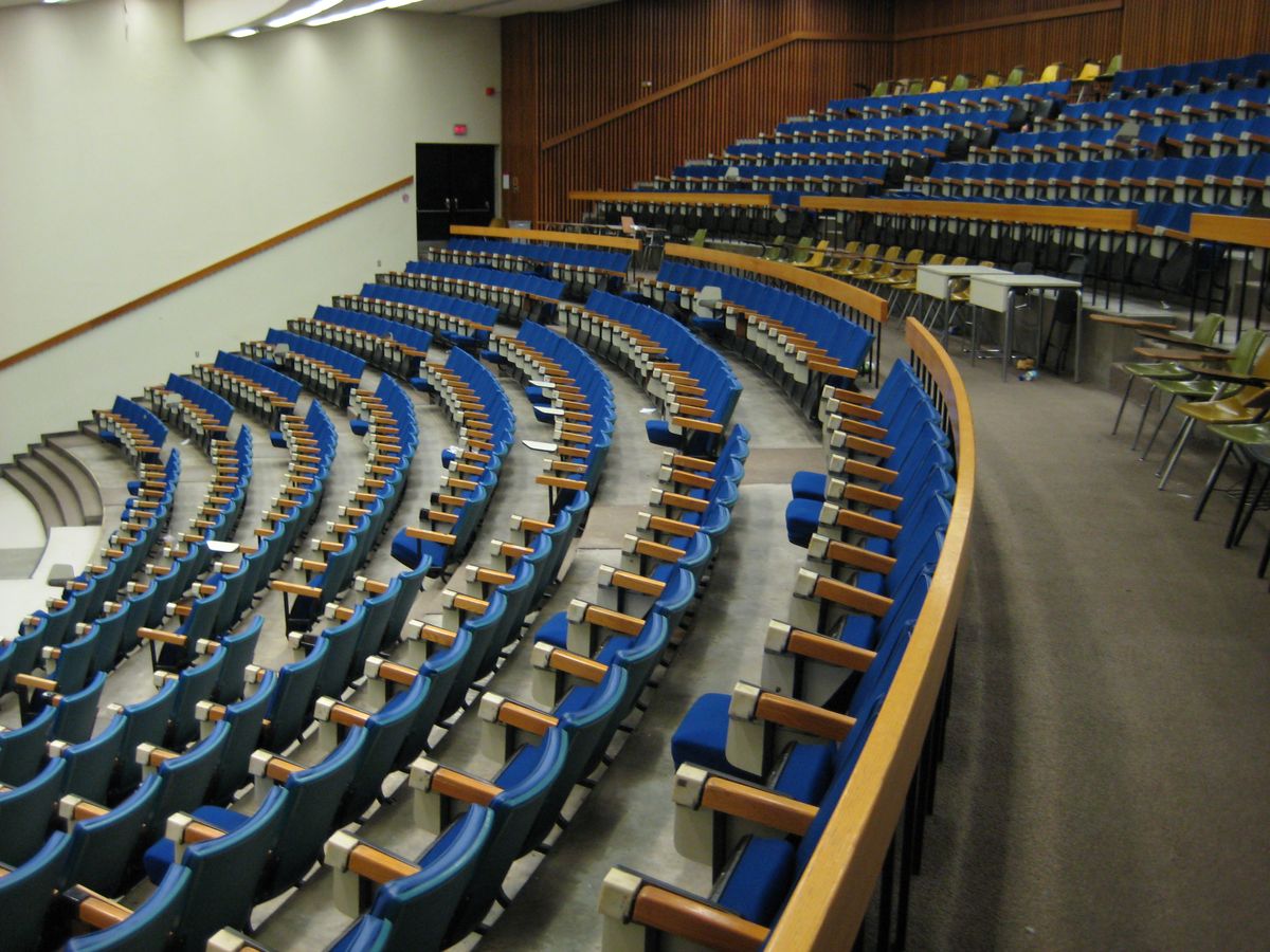 11 Things That Happen In College Lectures With More Than 100 People