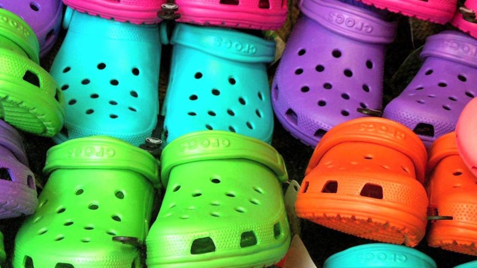 how much does a pair of crocs weigh