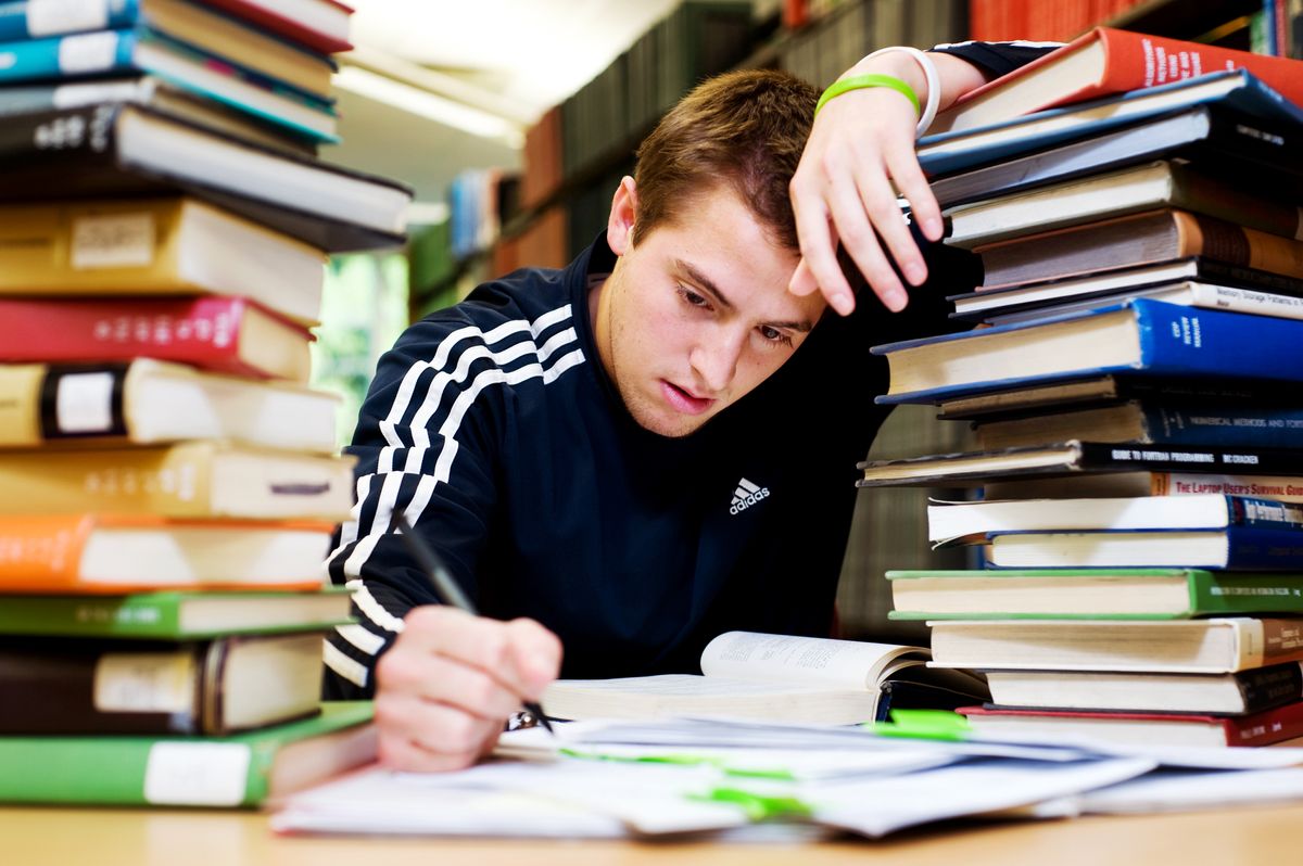 20 Thoughts We All Have While StuDYING for Finals