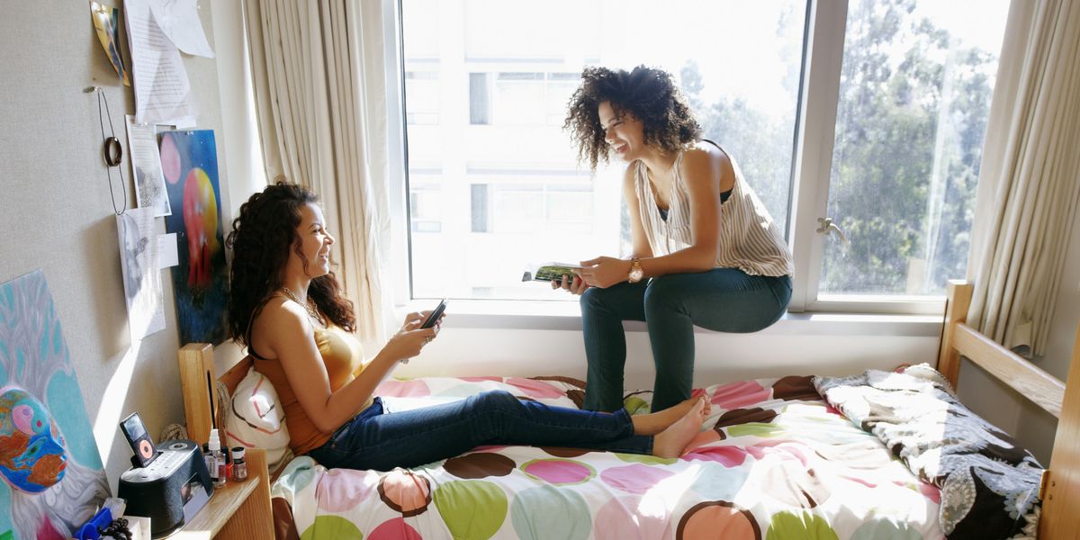 8 Perks of Having a Roommate