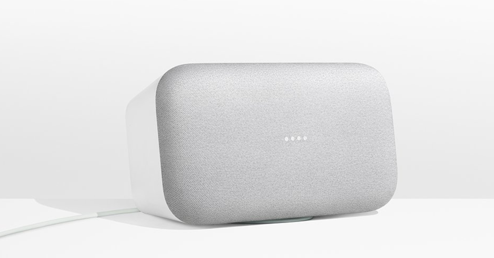 Bóng đèn C của GE có thể hoạt động với bất kỳ thiết bị Google Home nào, bao gồm Google Home Max, hình tại đây