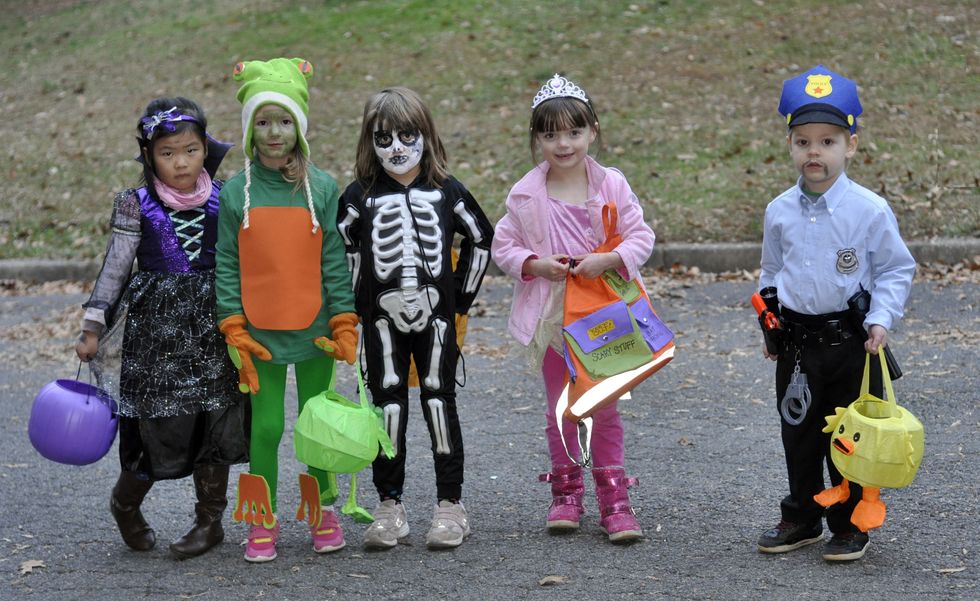 Halloween Costumes For You And Your Best Friend - 10 Halloween Costumes For You And Your BFFs Halloween Costumes For You And Your Best Friend - 10 Halloween Costumes For You And Your BFFs