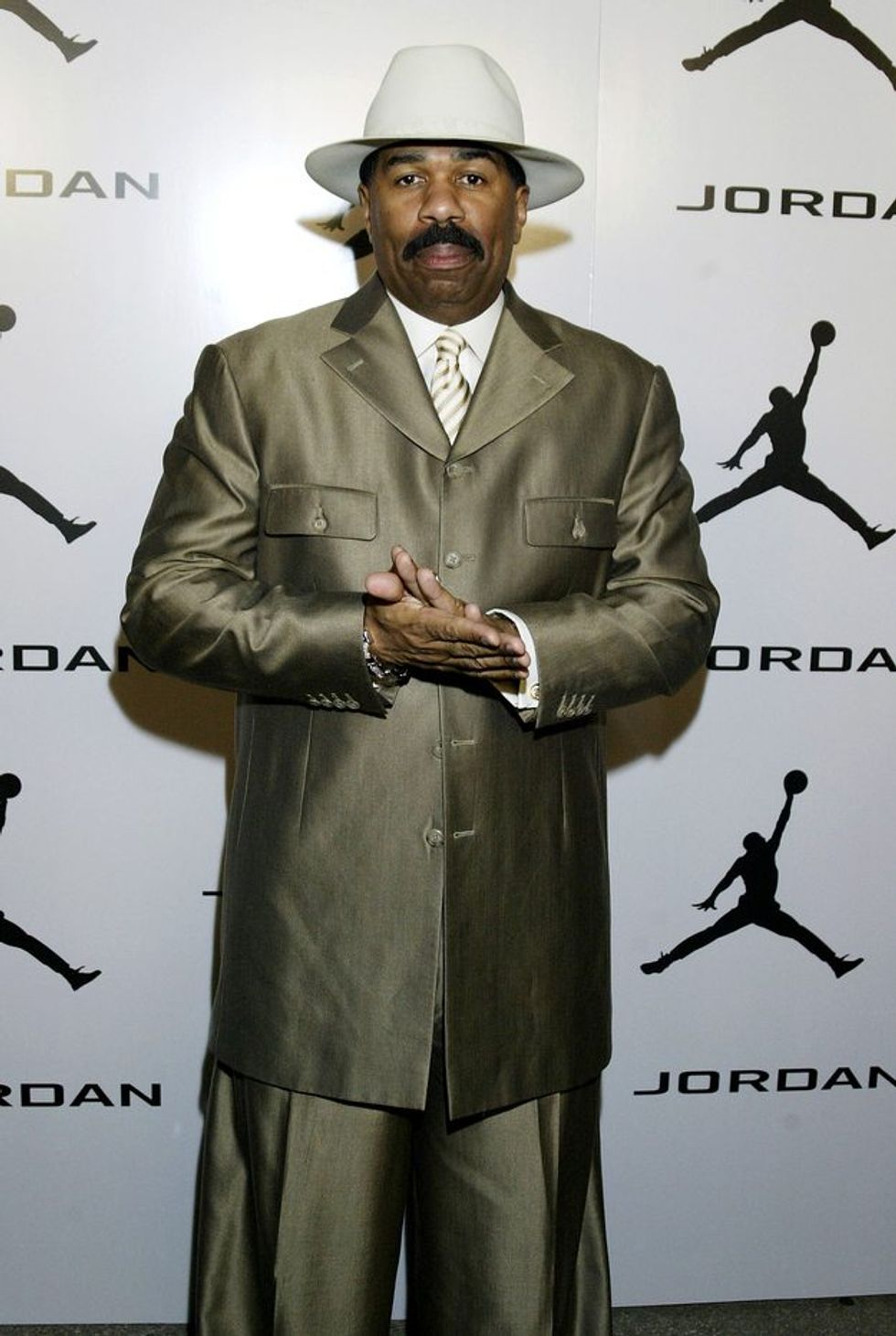 Steve Harvey Suit : Steve Harvey Wears Purple Suit While Doing His Own Ironing In Video / From