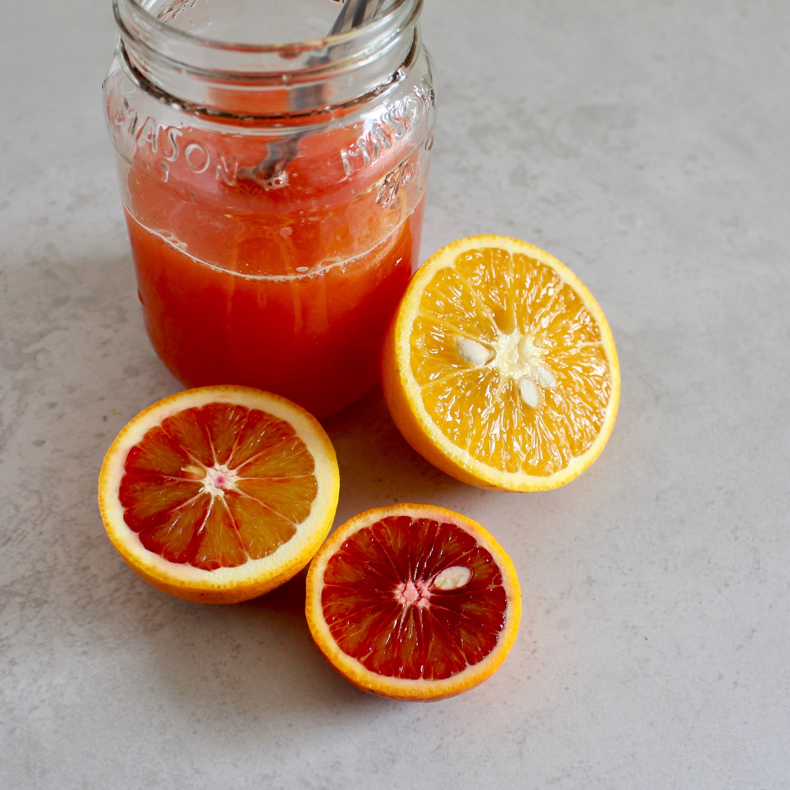 Свежевыжатый сок в холодильнике. Гранат апельсин грейпфрут. Апельсин - грейпфрутовый сок. Апельсины для сока. Апельсиновый грейпфрут сок.