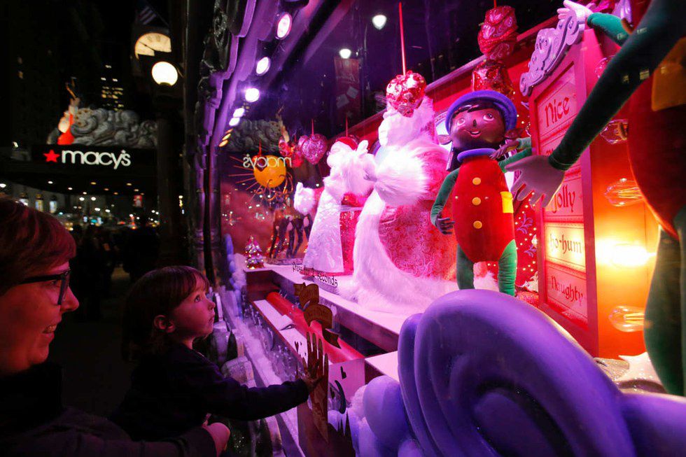 7 Holiday Window Displays For Anyone Who Loves Decorating