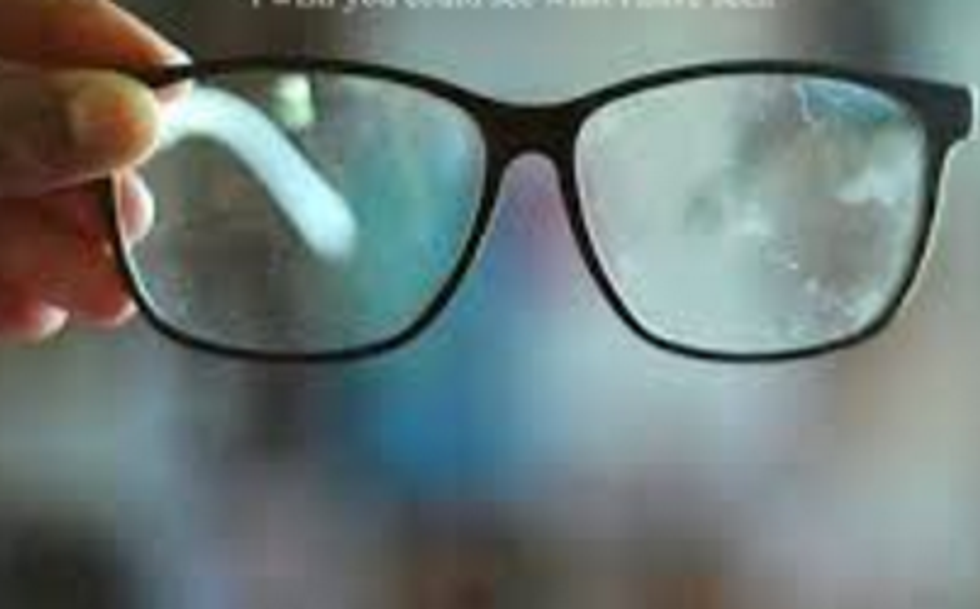 10 Annoying Things That Only Glasses Wearing People Will Get