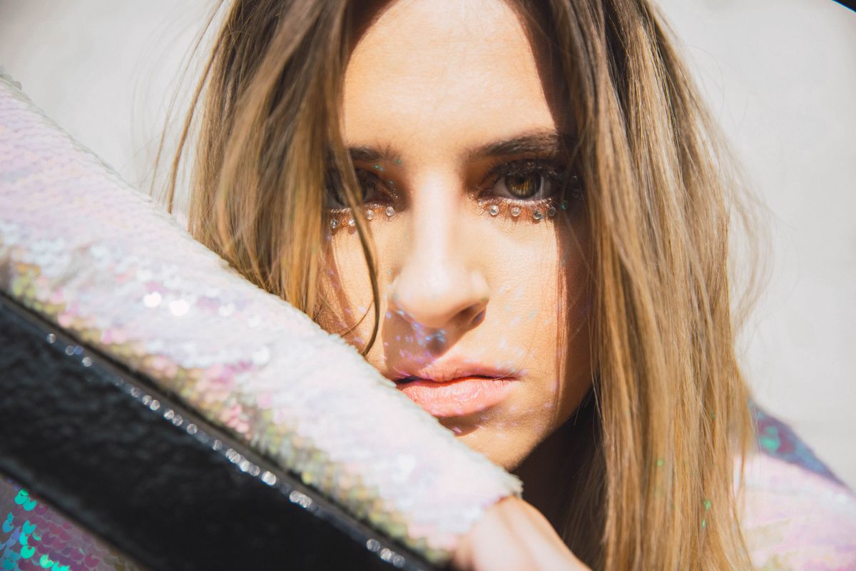 PREMIERE | Marisa Maino's new single is "Hot"