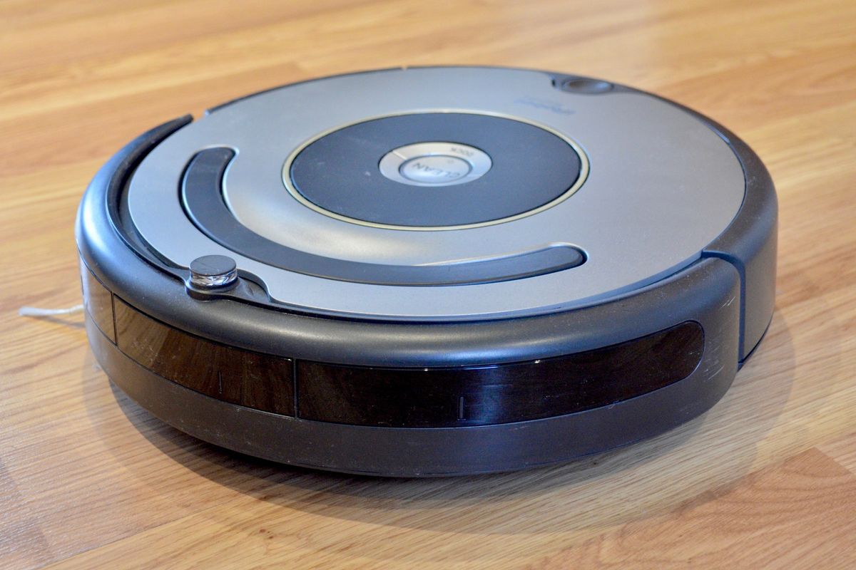 a photo of iRobot Roomba 616 robotic vacuum