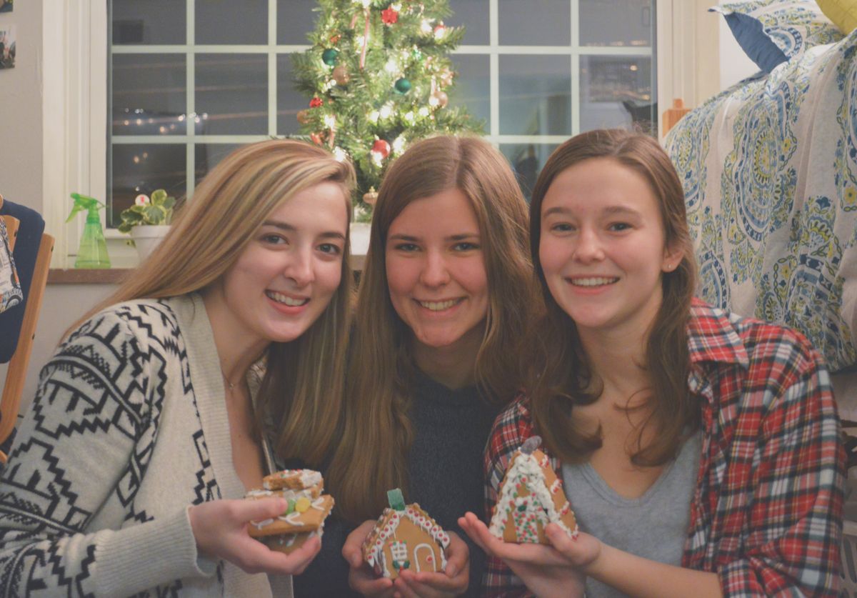 15 Ways You And Your Roommates Can Celebrate Christmas Together