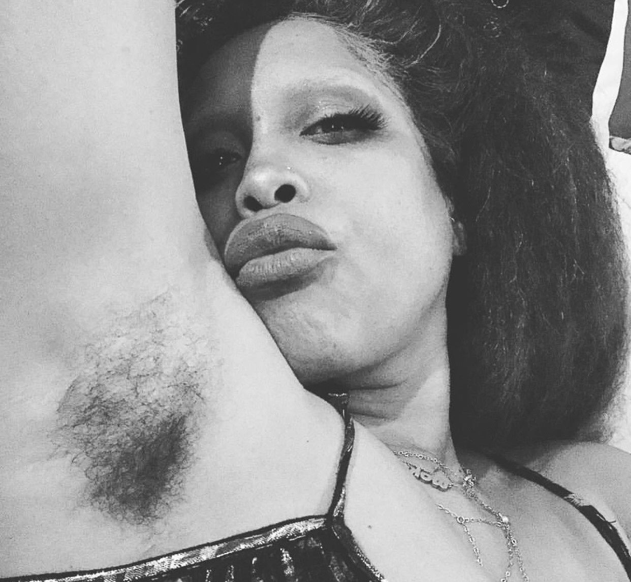 Erykah Badu Shows Off Armpit Hair On Instagram