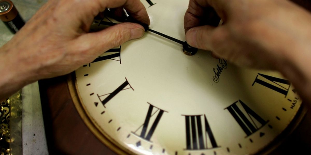 What Time Do Clocks Go Back for Daylight Saving Time 2017? Comic Sands