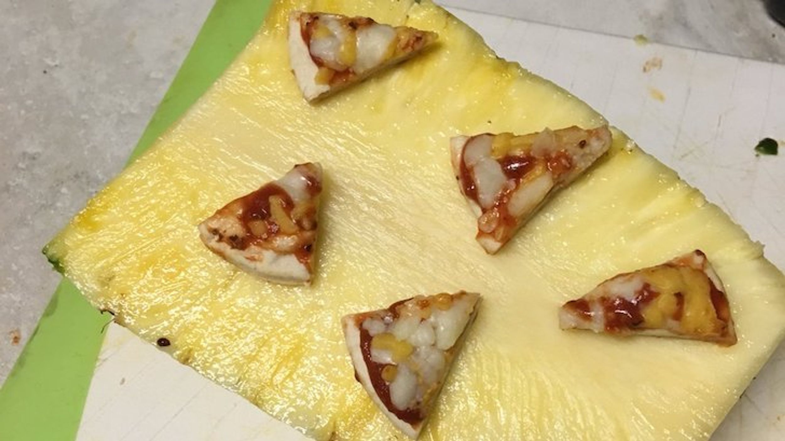 PHOTO: Pizza on Pineapple Pictures Twist Causes Twitter Explosion
