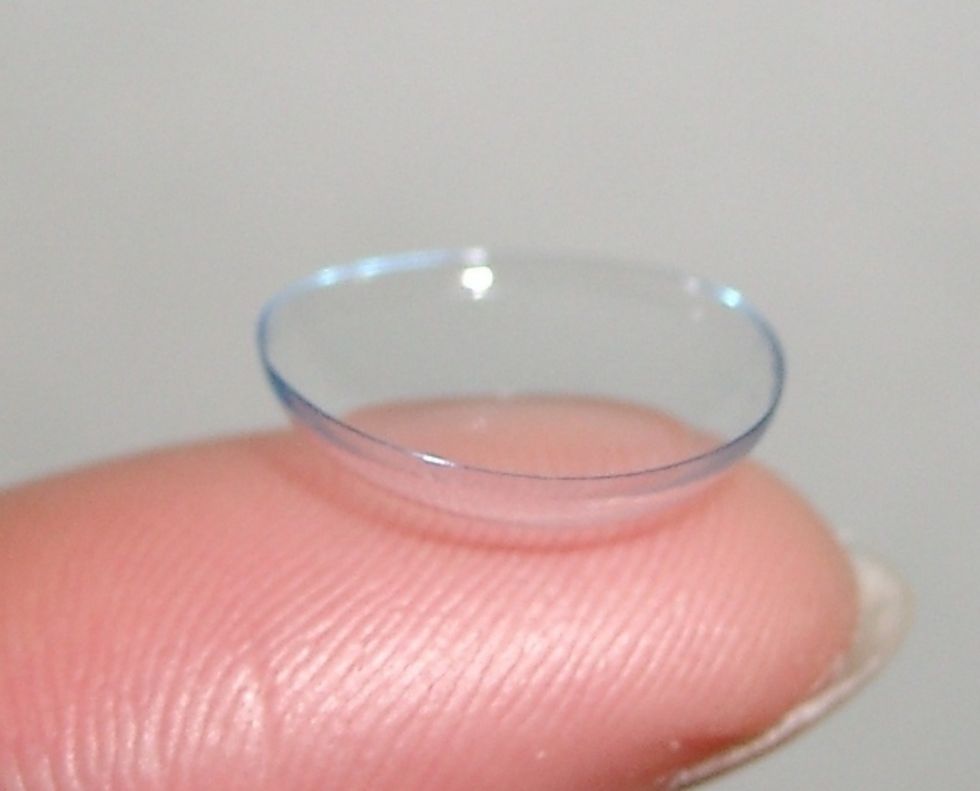 9 Struggles That Everyone Who Wears Contacts Can Relate To, EyeToEye