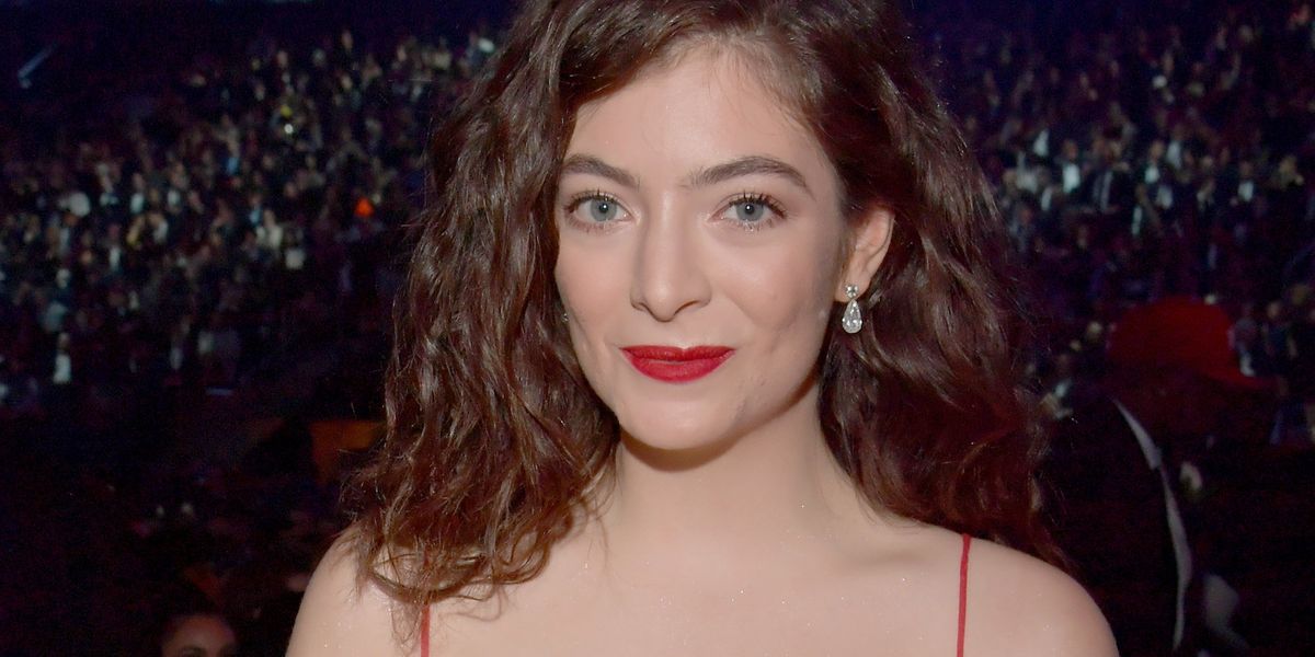 Lorde Attends Grammys, Rocks a Jenny Holzer Poem