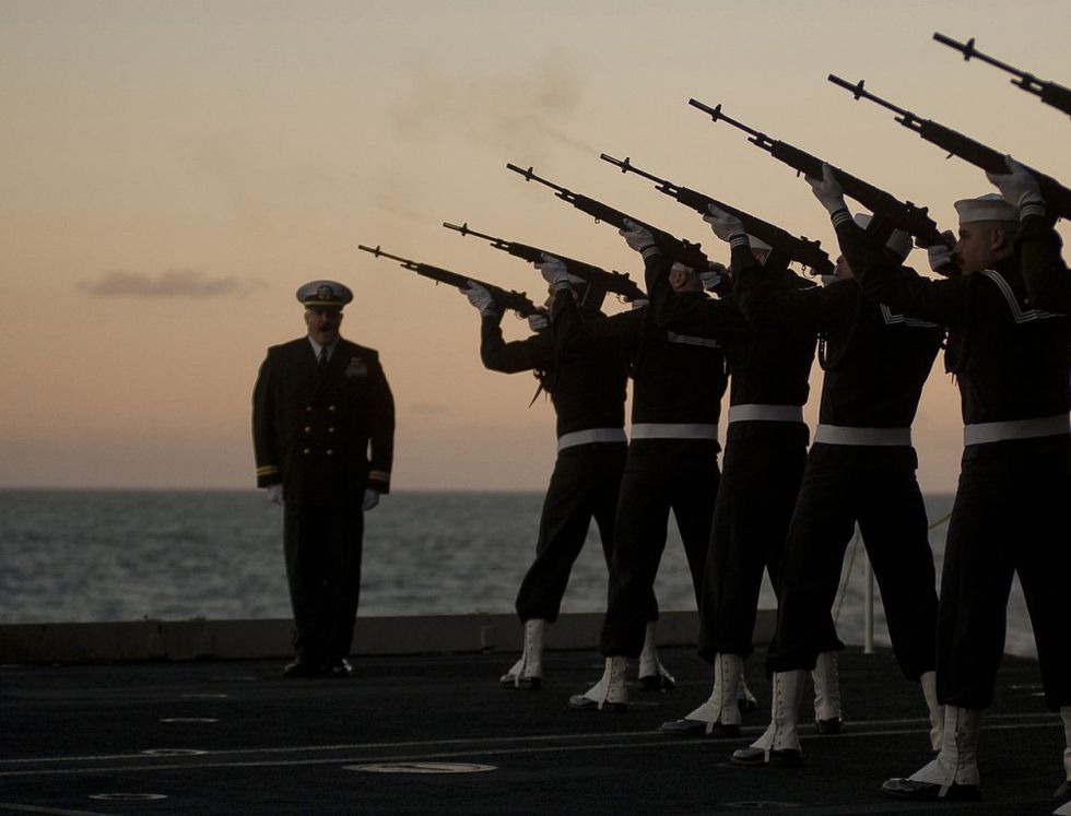 the-fascinating-story-behind-the-military-s-use-of-the-21-gun-salute