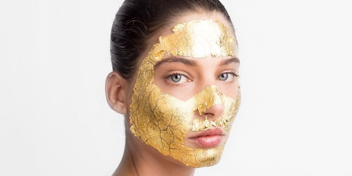 Herziening Buitensporig tot nu Is the 24K Gold Face Mask Real Luxury or a Gimmick? - PAPER