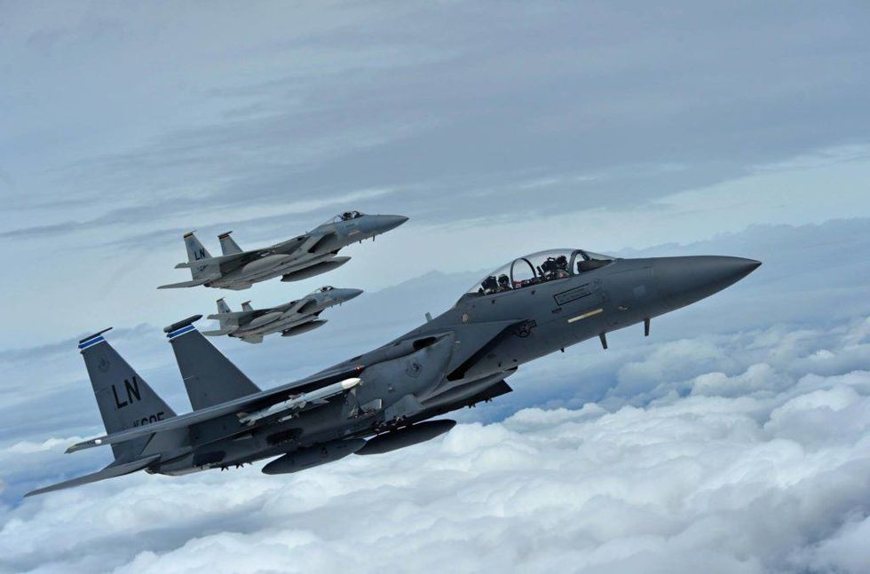 Watch the F-22 take on 5 F-15s — and dominate