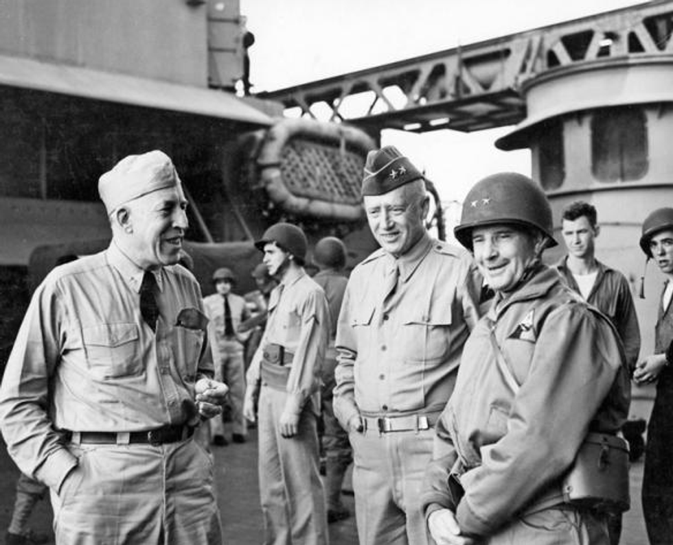 21 photos of US military legends with their hands in their pockets