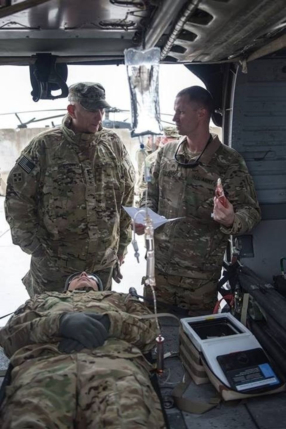 21 photos of US military legends with their hands in their pockets