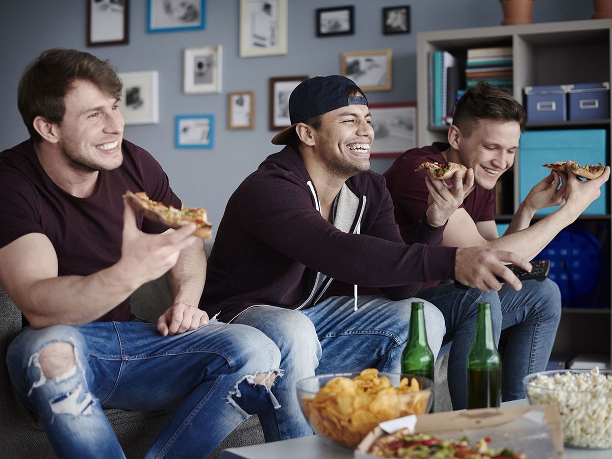 Друзья в помещении. Человек-пицца фильм 2011. Watch TV with food. 3 Man watching TV and eating.