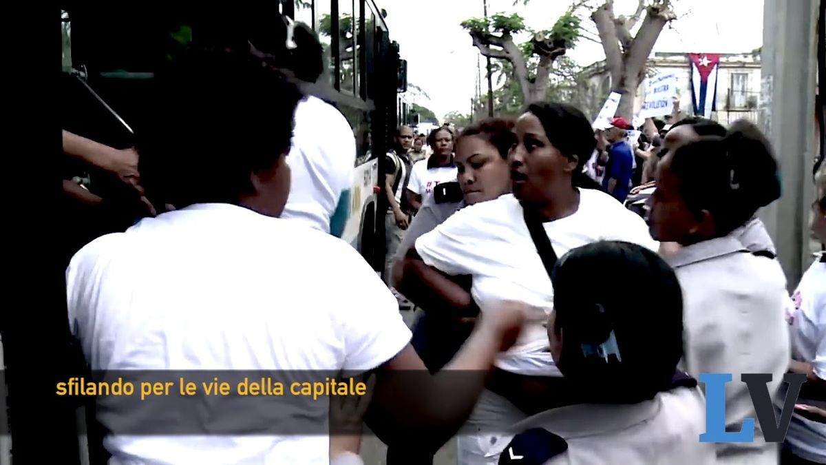 I Castro fanno finta di passare il testimone a El Lindo. Ma la polizia politica resta cosa loro