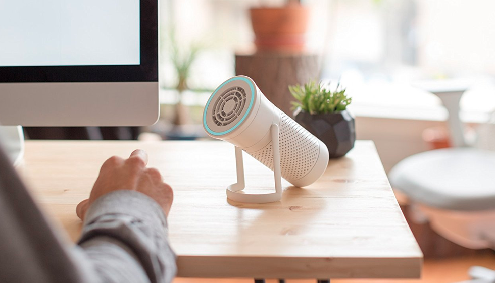 Picture of Wynd air quality tracker on a desktop