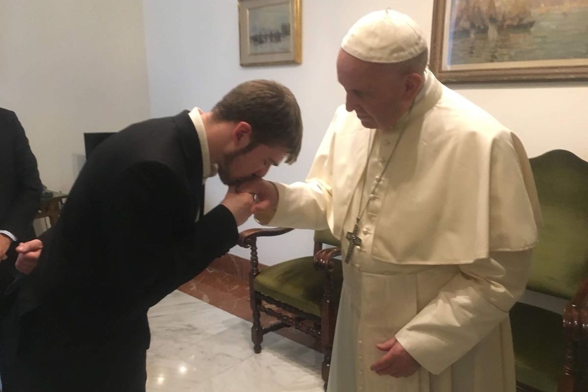 Francesco incontra il papà di Alfie Evans e promette: «Faremo di tutto per portare il piccolo a Roma»