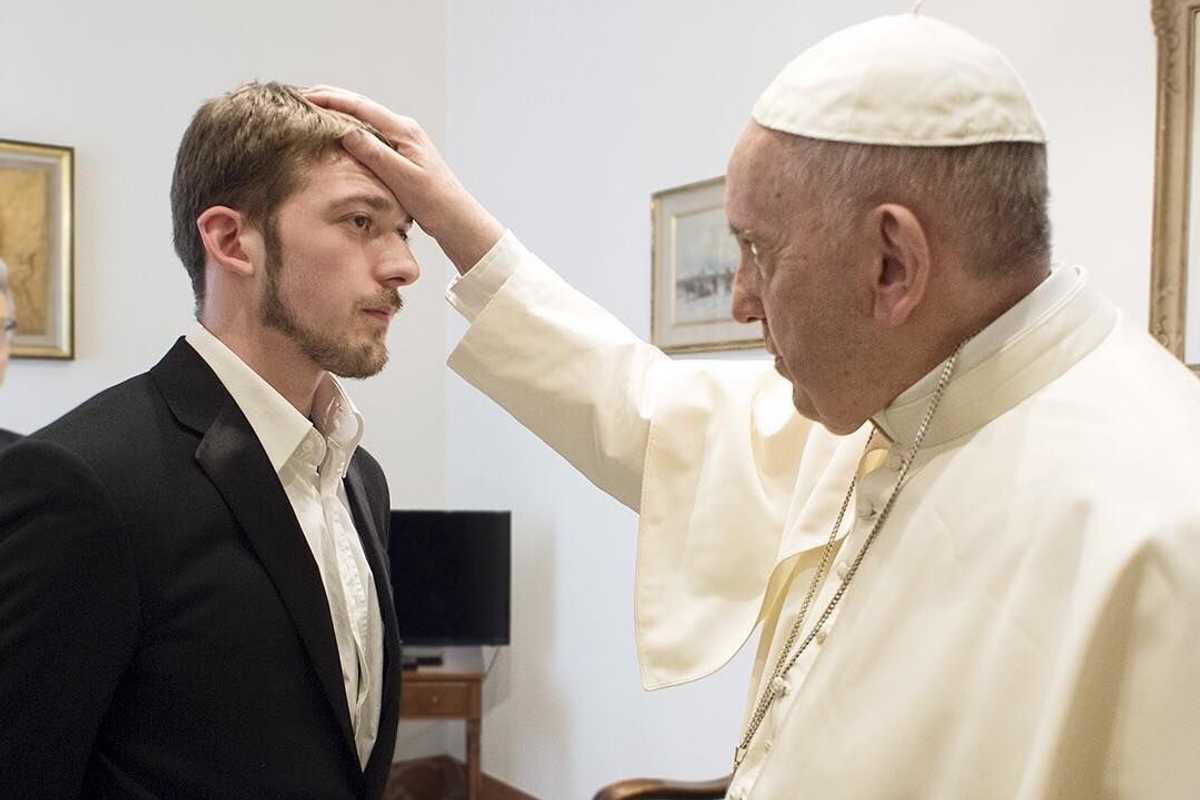 Francesco benedice la battaglia: «Difendiamo Alfie come fa Dio»