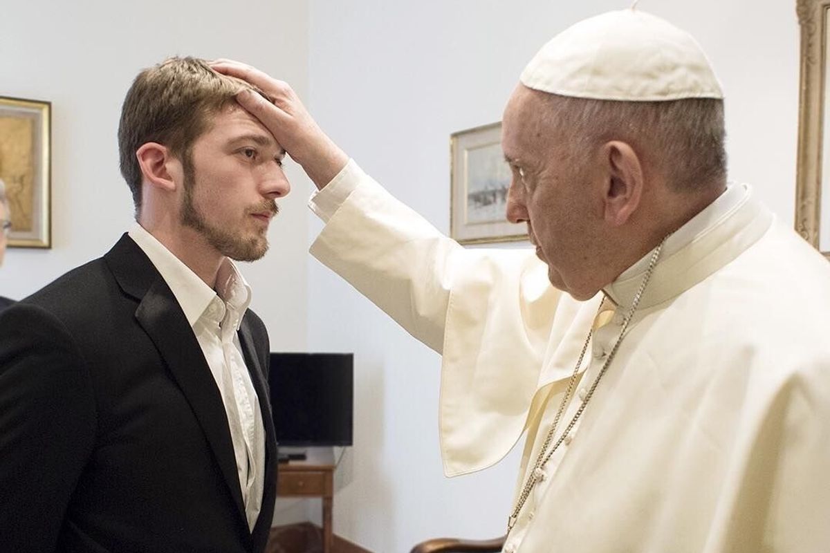 Francesco benedice la battaglia: «Difendiamo Alfie come fa Dio»