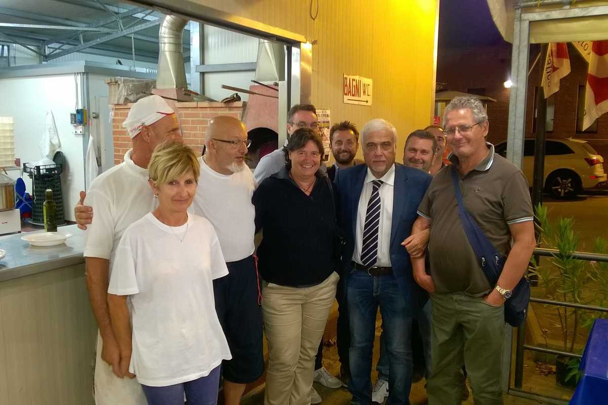 «A Babbo Renzi 200.000 euro:
era lobbista di un condannato»