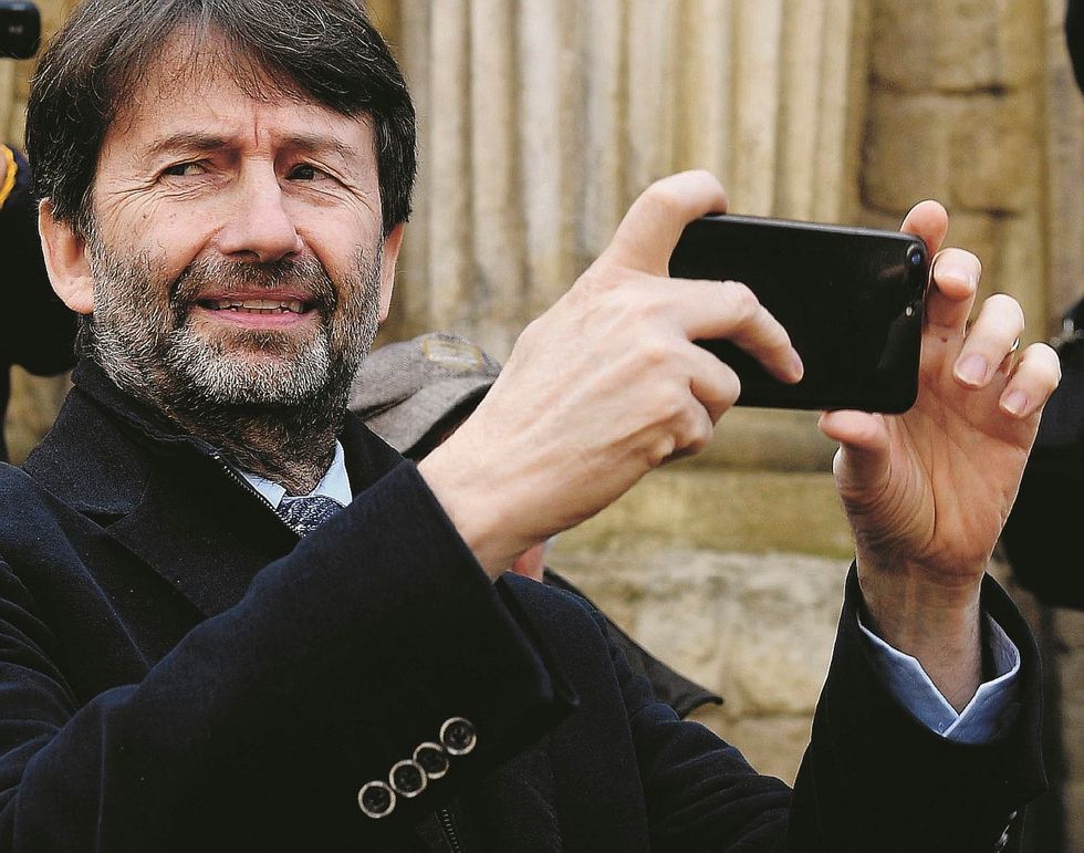 Il governo si vende le immagini dell’Italia