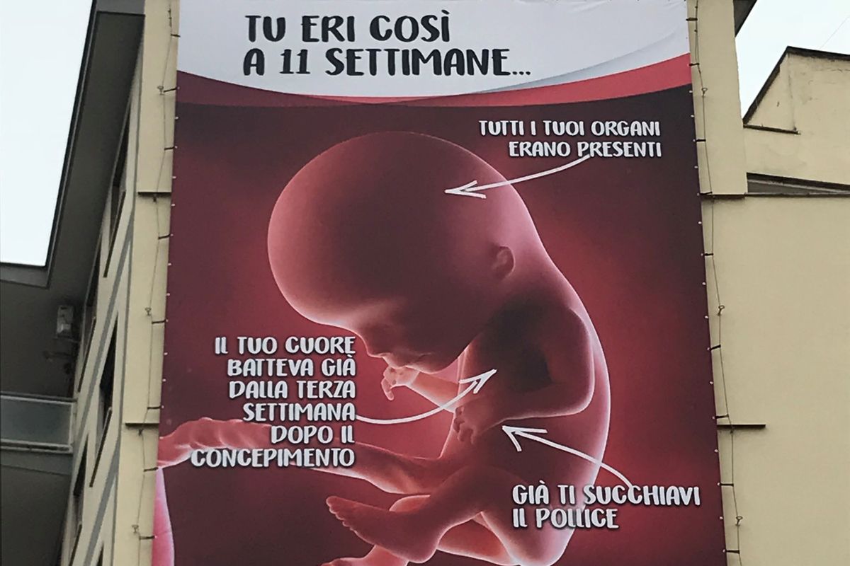 Sostenere la vita è diventato un delitto: «Quel manifesto va rimosso subito»