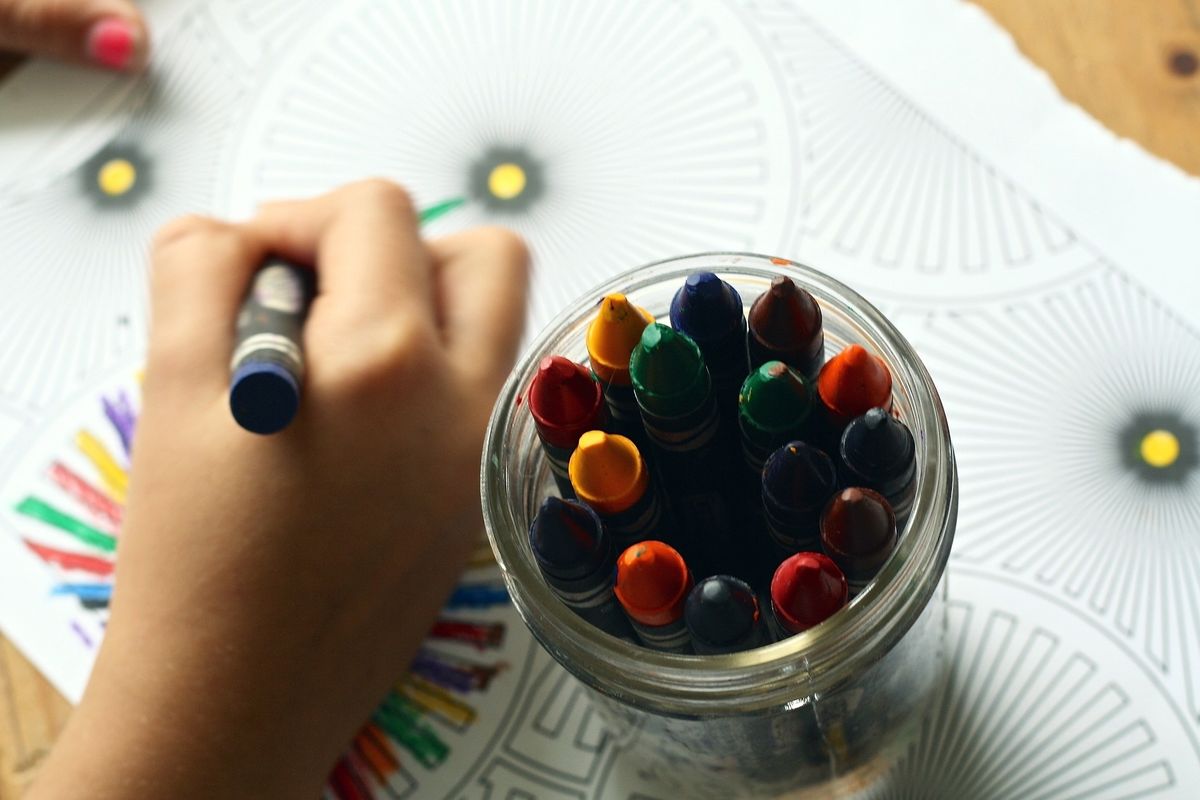 Rivolta contro il nido che cancella le differenze fra bambini e bambine