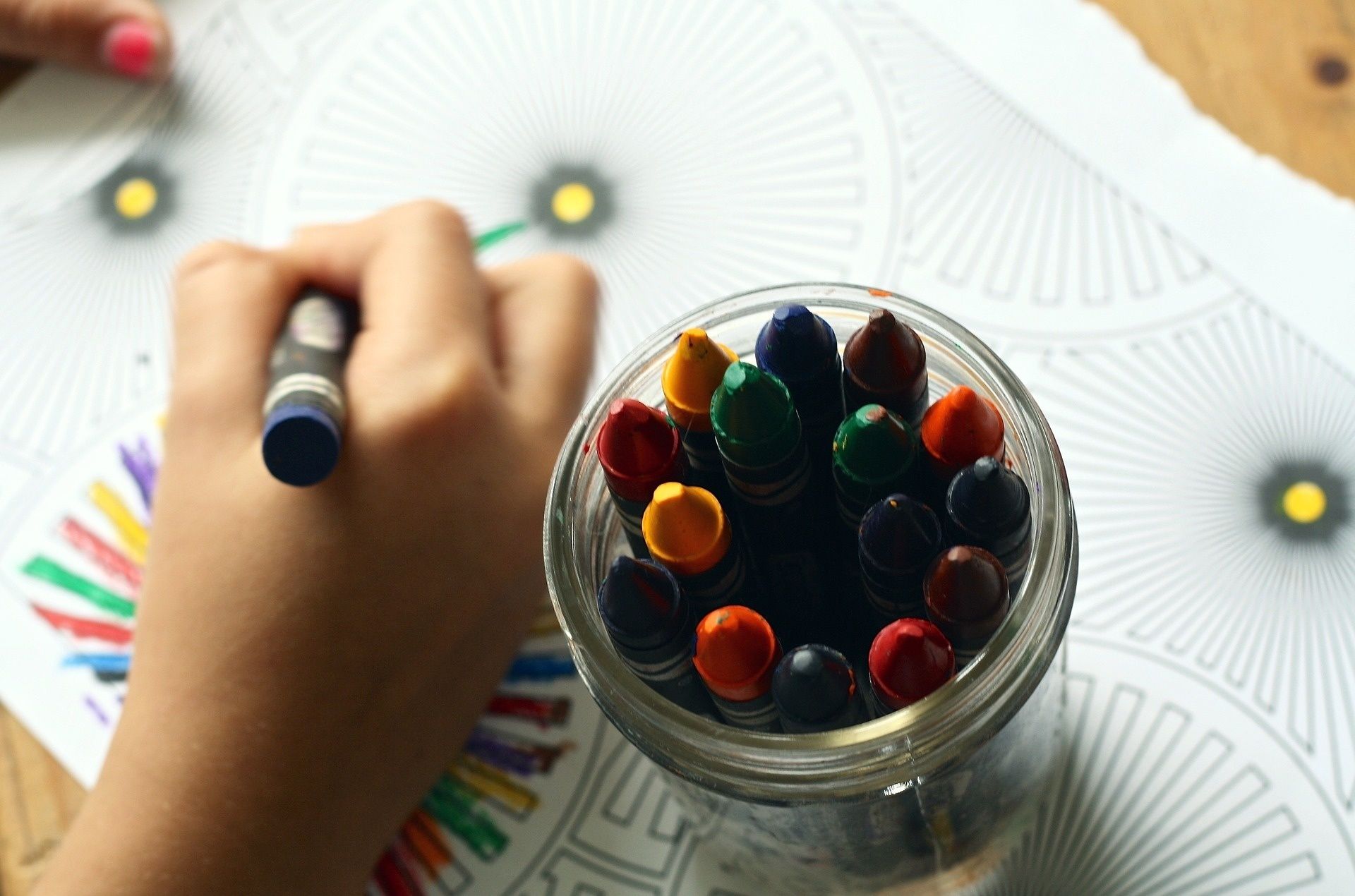 Rivolta contro il nido che cancella le differenze fra bambini e bambine