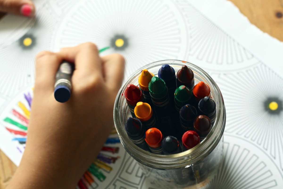 Rivolta contro il nido che cancella le differenze fra bambini e bambine