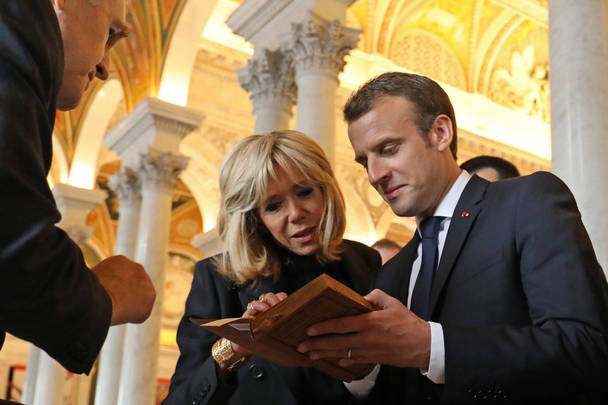 Premio Carlo Magno a Macron, re dei flop. Amato a Bruxelles ma odiato in Francia