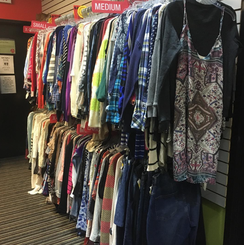12 Secrets Of Plato S Closet That No One Knows About From An Employee It Starts With Red And Makes Its Way Through Black Patterned Items Behind Their Respected Color Rpoygbpbwgb S Just A Really Complicated Rainbow