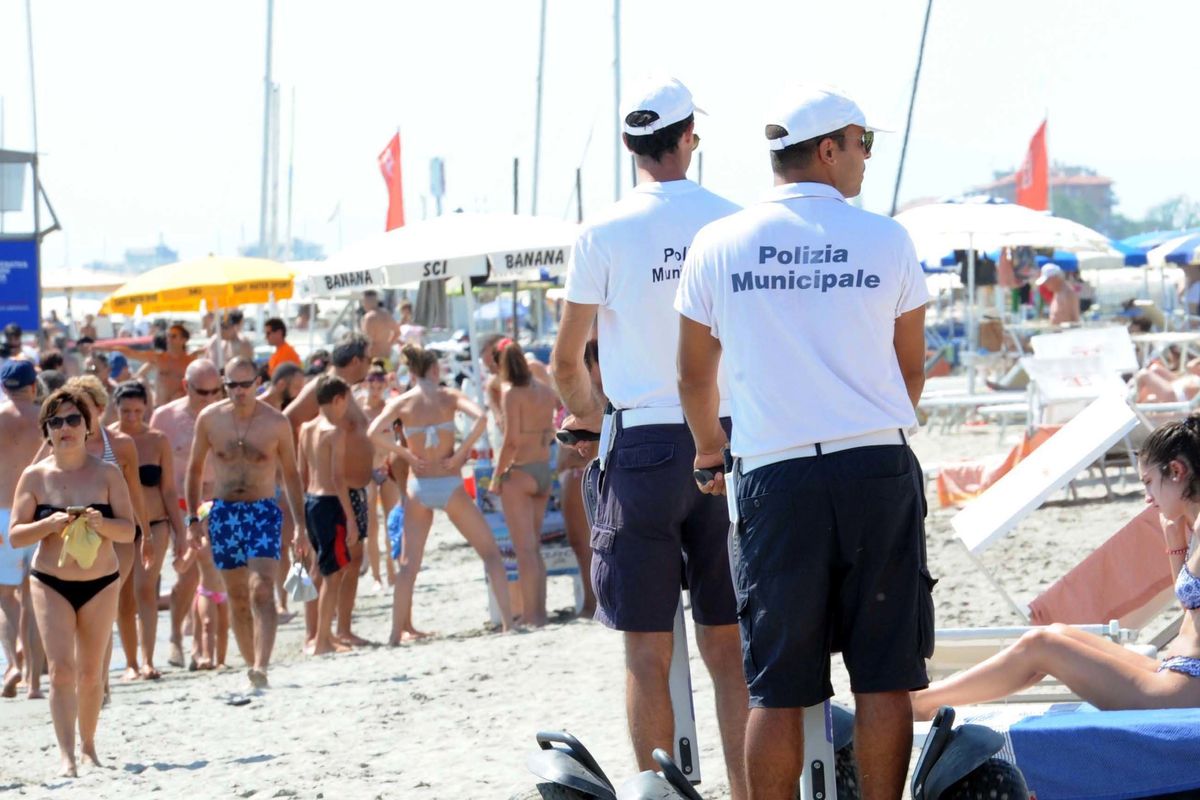 Steward in spiaggia, agosto con i lidi blindati