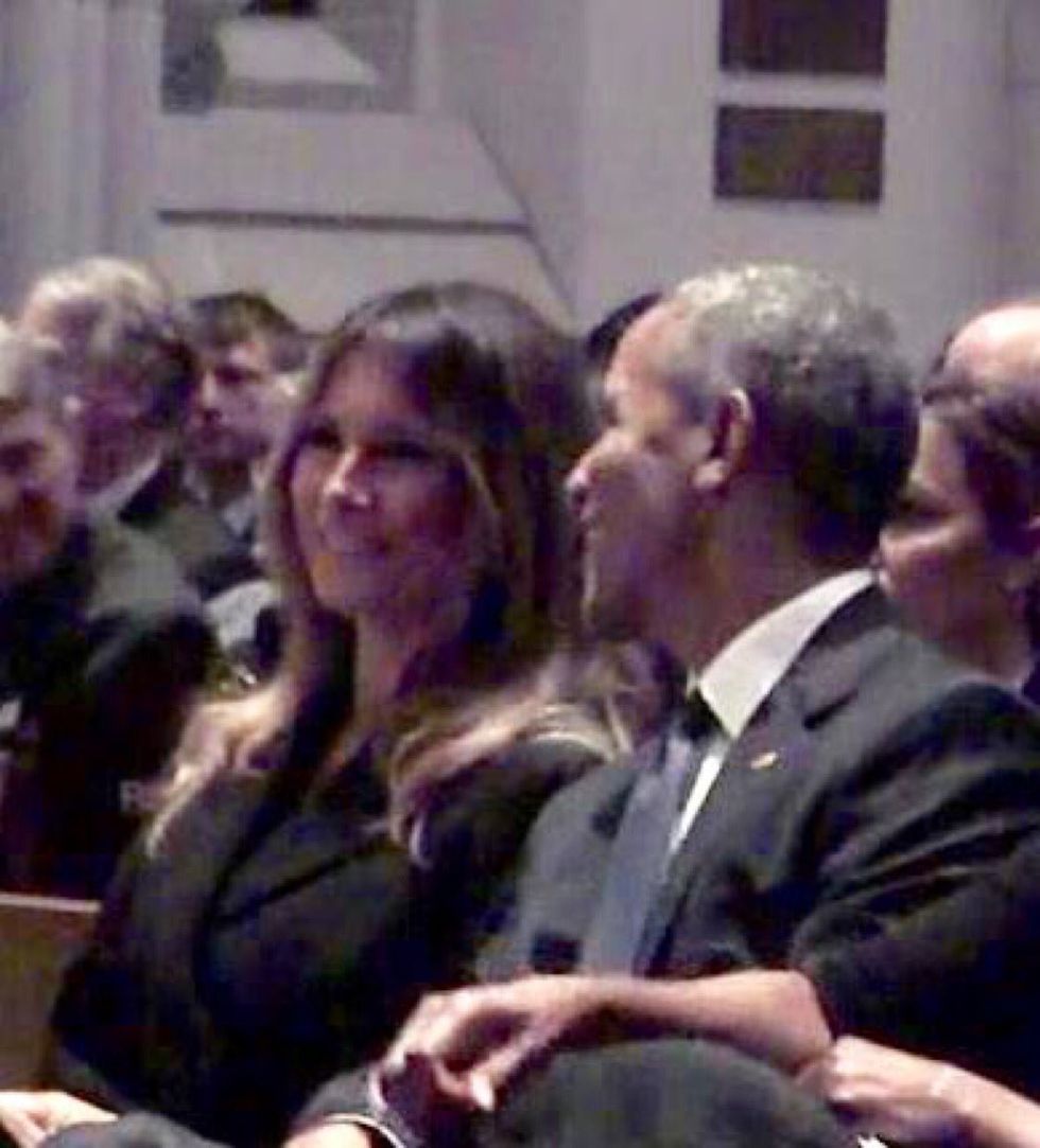 El Presidente Dipshit Tweets While Melania Makes Giggle Eyes At Obama. A Study In Contrasts!