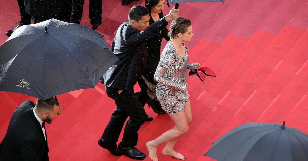 Kristen Stewart Gives A Big Middle Finger To The Cannes Film Festival Dress Code By Removing Her Heels